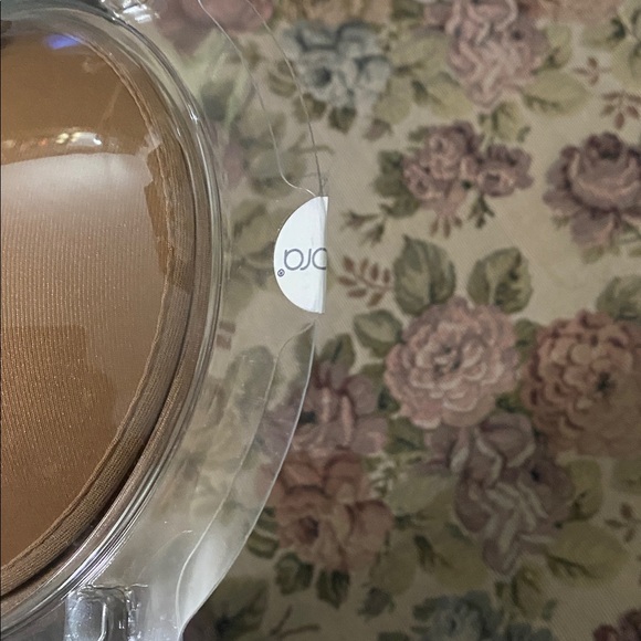 NuBra Backless Adhesive Strapless Bra – Nude (Size A) – New in Package - Picture 4 of 4